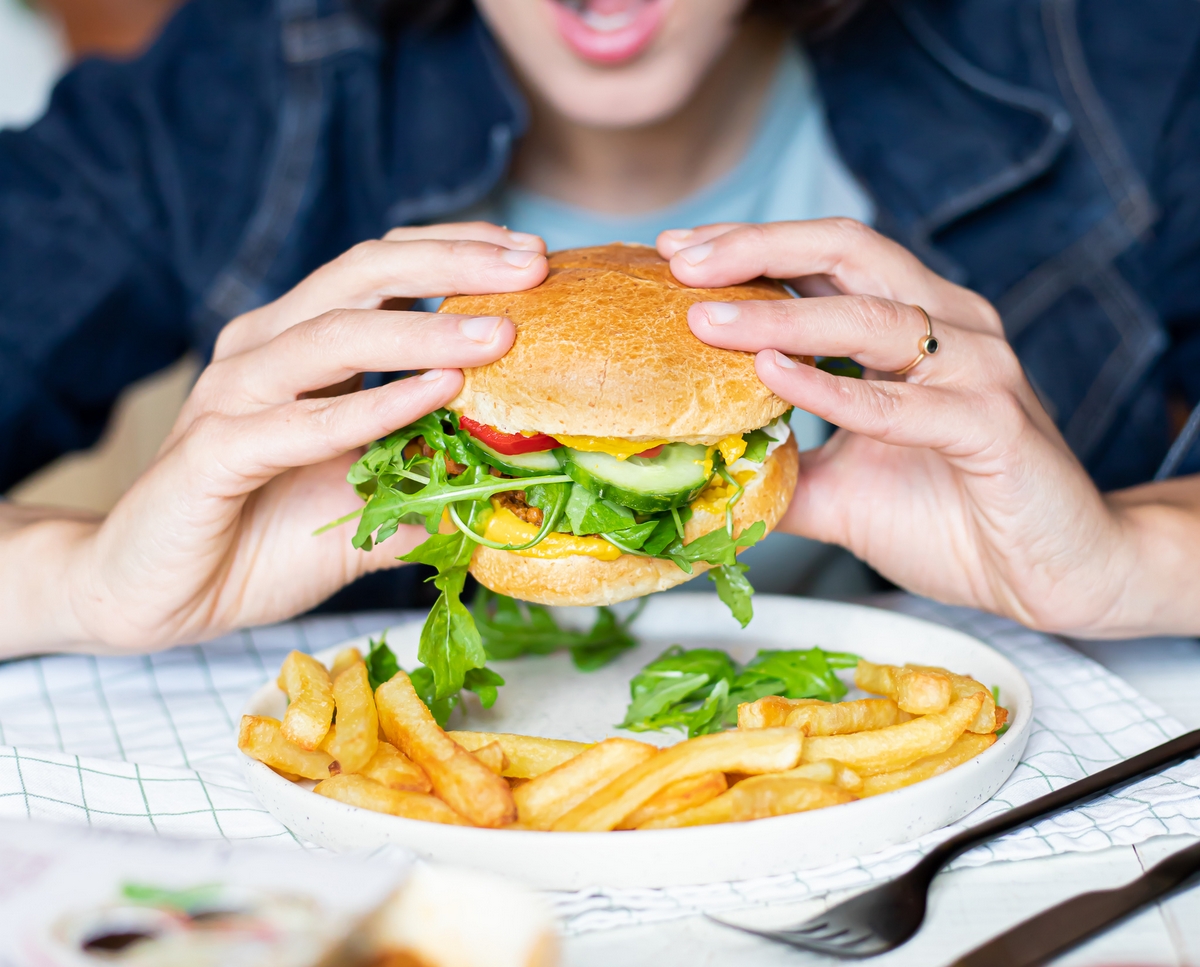 veggie burger au hache de pois chiche roquette houmous de lentille jaune et concombre