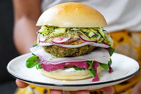 veggie cheeseburger aux oignons rouges mache radis houmous de betterave et tomme de chevre