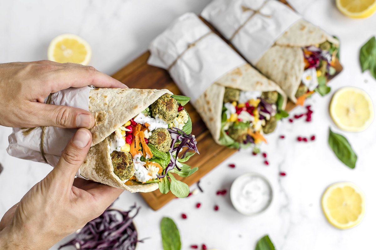 gyros aux falafels de pois chiche chou rouge grenade et herbes fraiches