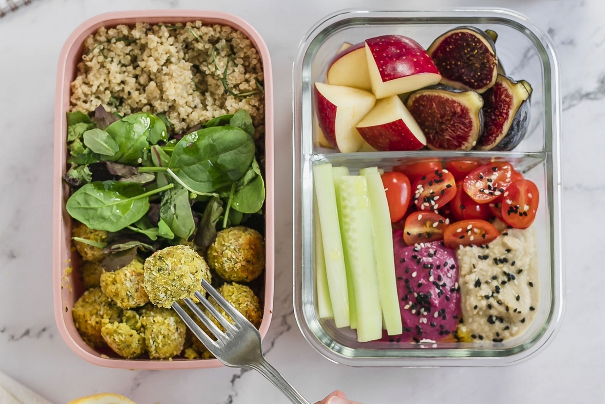 bento veggie facile au houmous falafels crudites quinoa et fruits frais