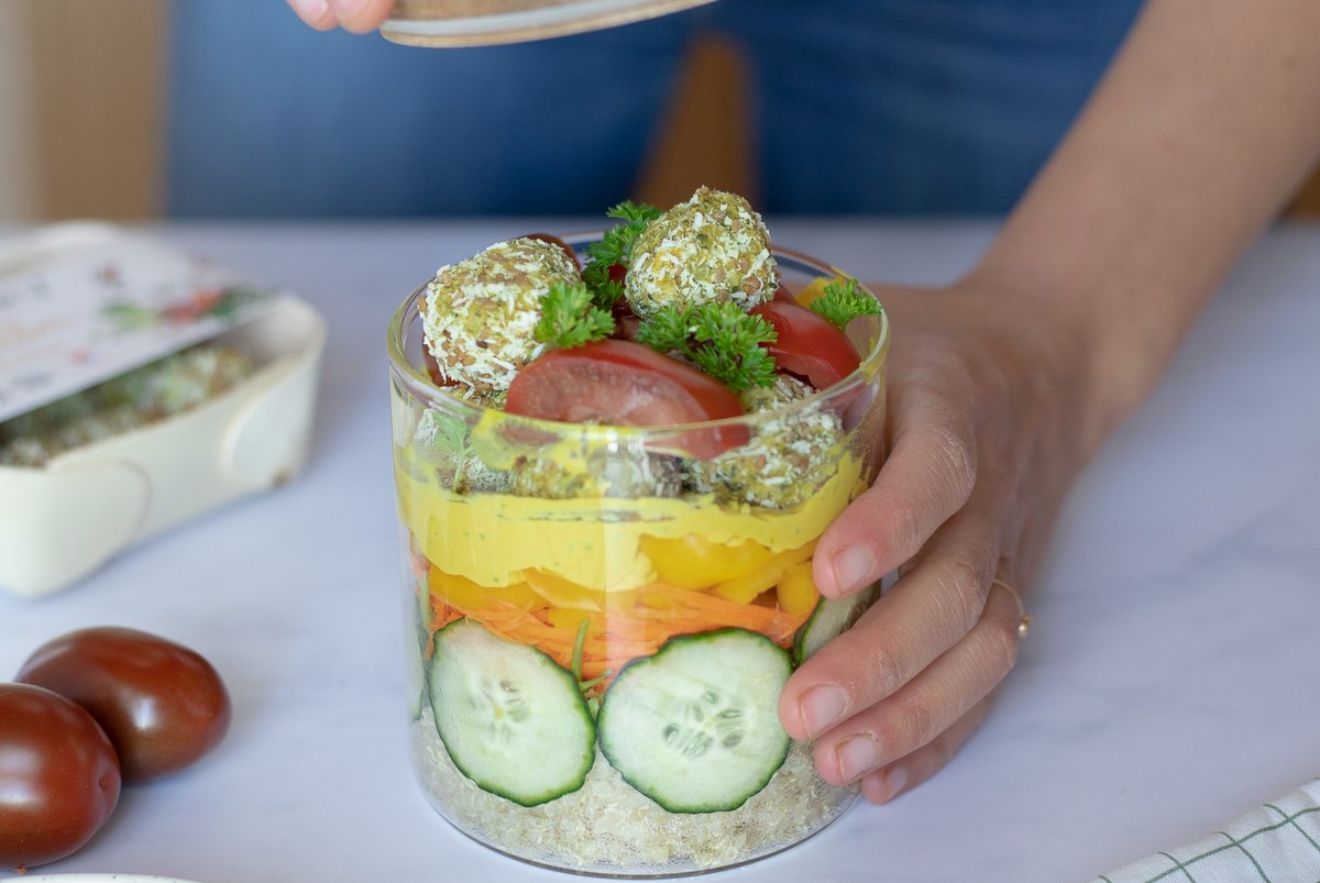 salade jar arc en ciel au quinoa roquette concombre carottes tomate houmous et falafels