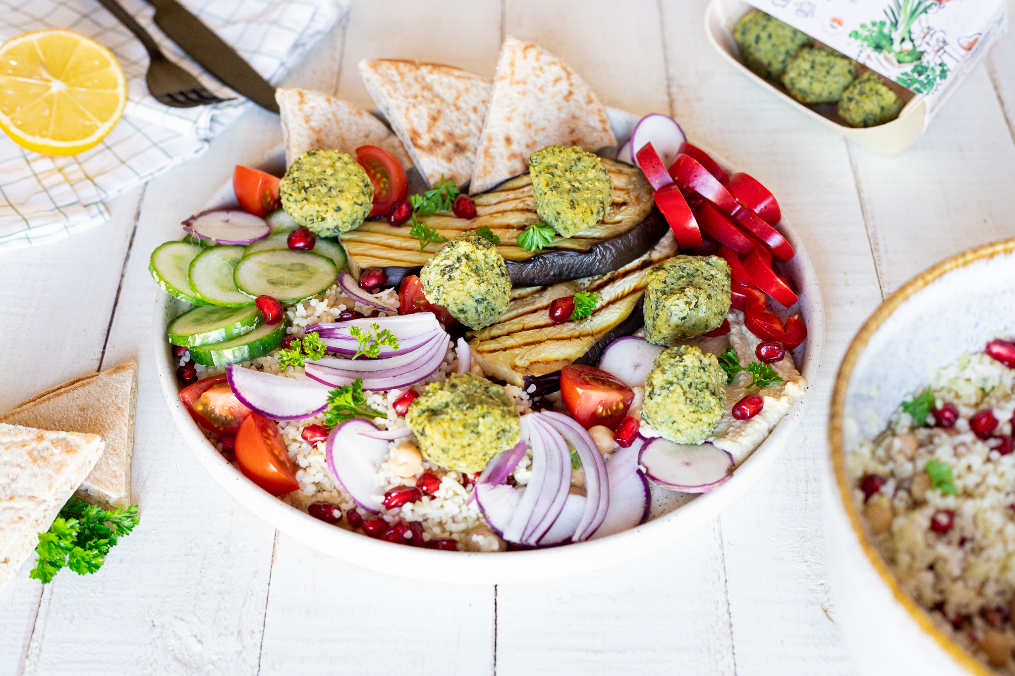 mezze bowl aux aubergines oignons rouges houmous et pain pita