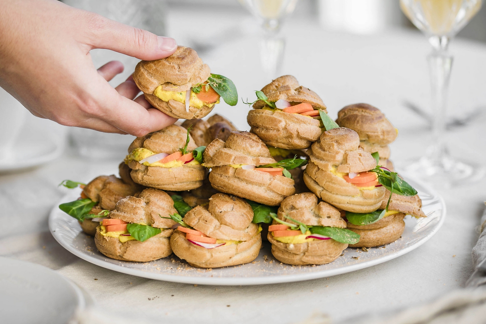 petits choux apéritifs au houmous de lentille corail carotte mache et oignon rouge