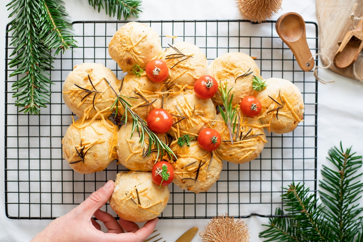 sapin pizza comme des boules de noel au haché de pois chiche