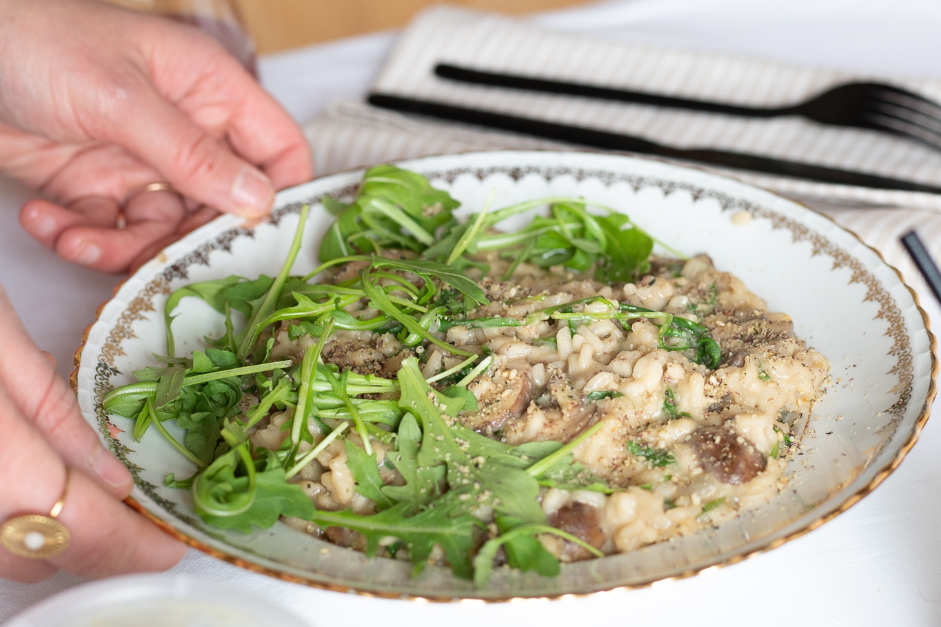 risotto au houmous de pois chiche, oignon rose champignons bruns miso roquette et gomasio