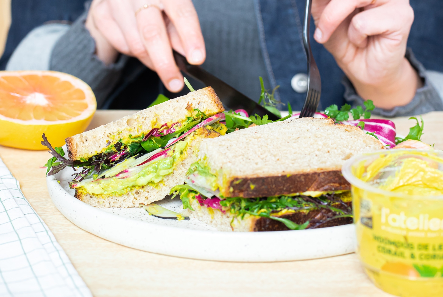 sandwich arc en ciel au houmous de lentille corail radis red meat et radis noir mesclun et avocat