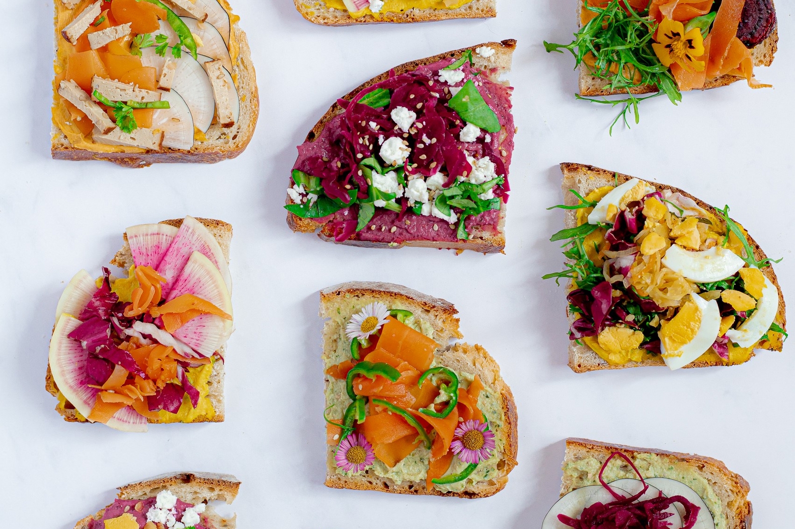 tartines colorfull au houmous légumes lactofermentes et legumes croquants