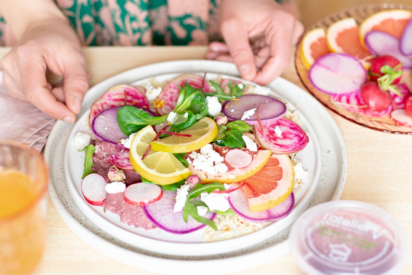 pink assiette de couscous végétal betterave chioggia radis pamplemousse rose feta