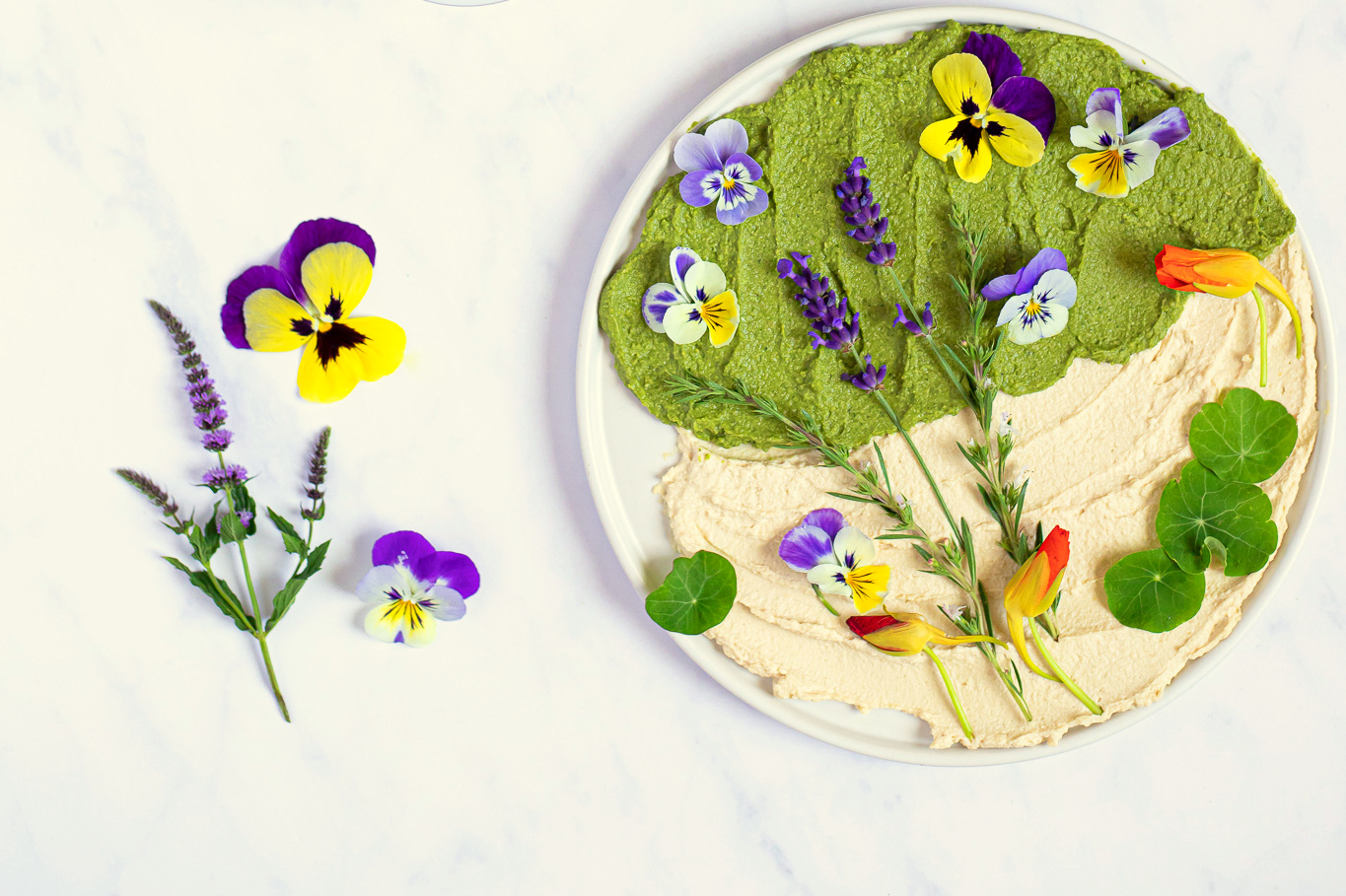 assiette duo de houmous fleuri