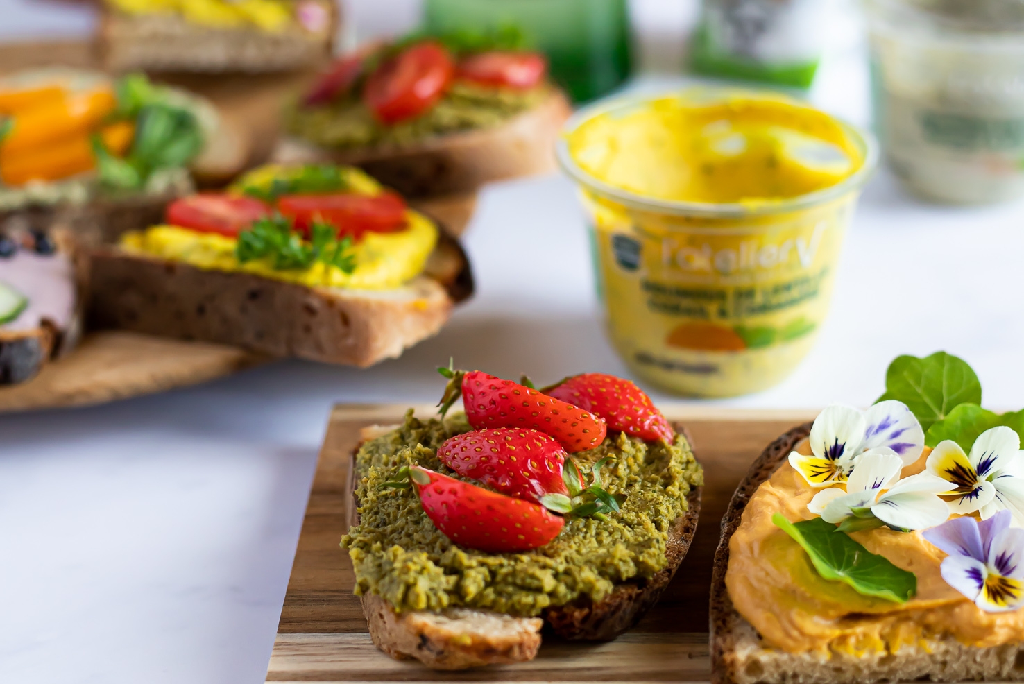 tartines arc en ciel au houmous fleurs crudites de saison