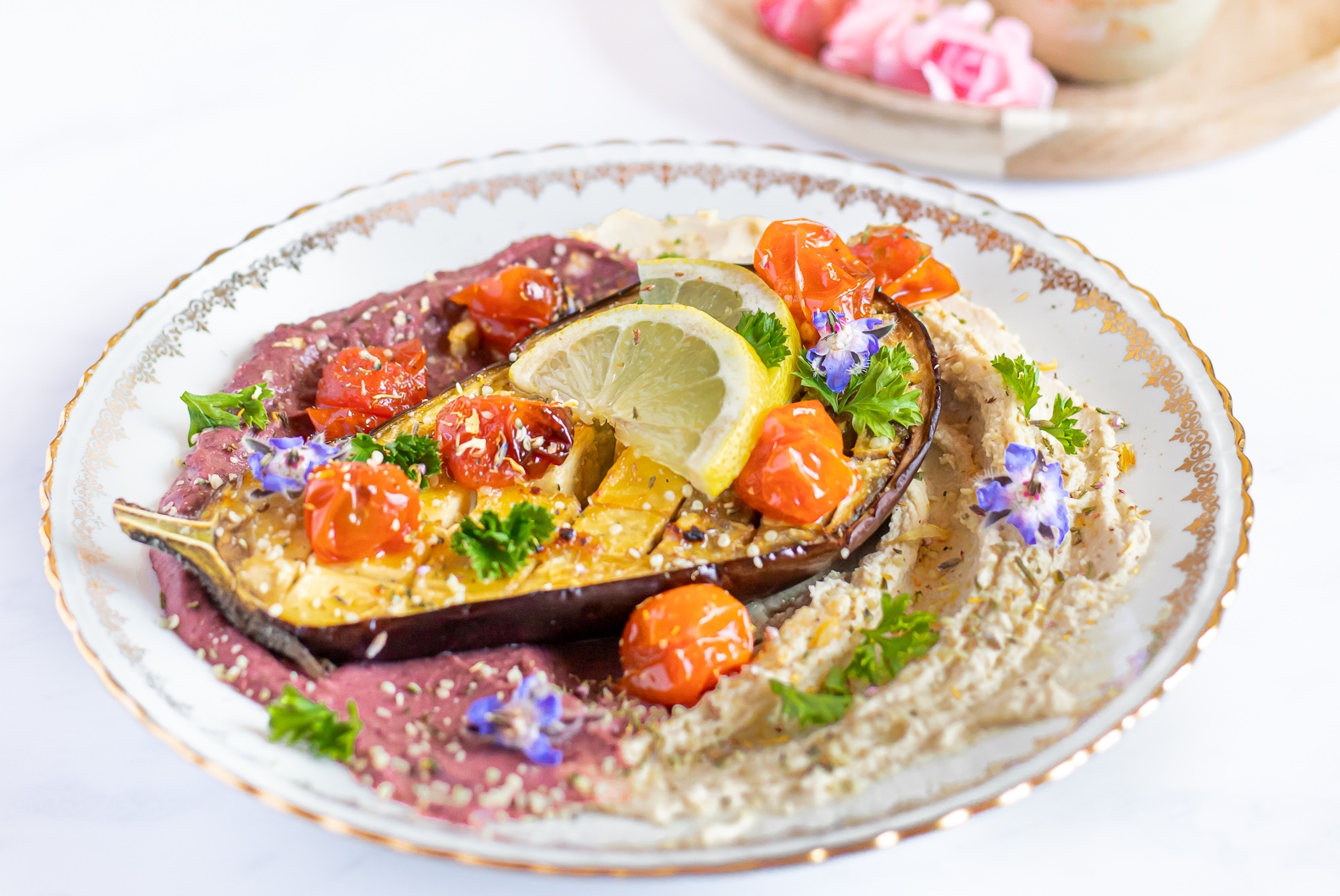 aubergine rotie sur lit de houmous