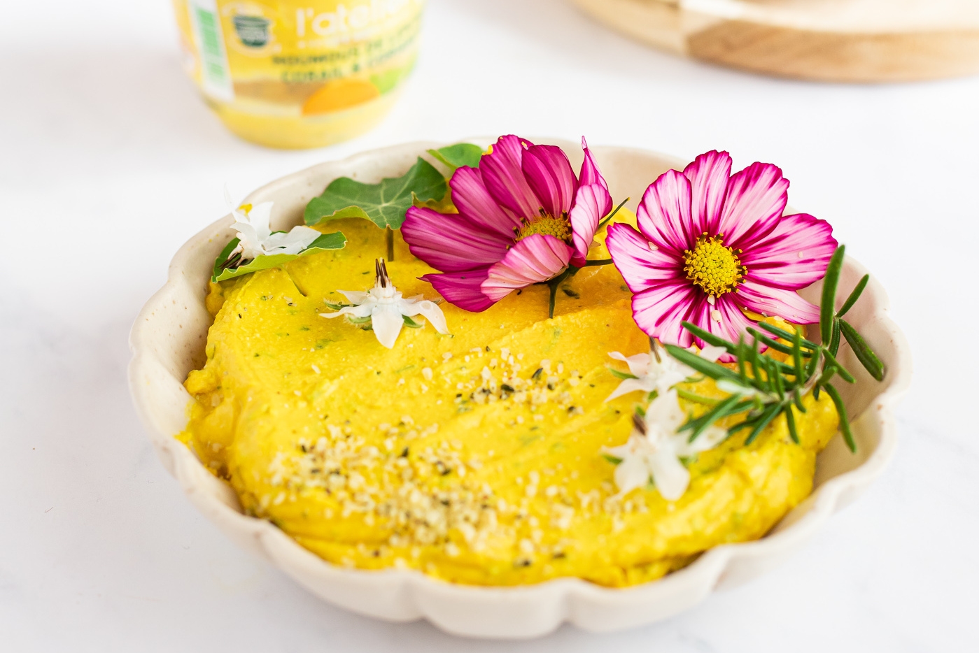 bol de houmous aux fleurs d ete et graines de chanvre