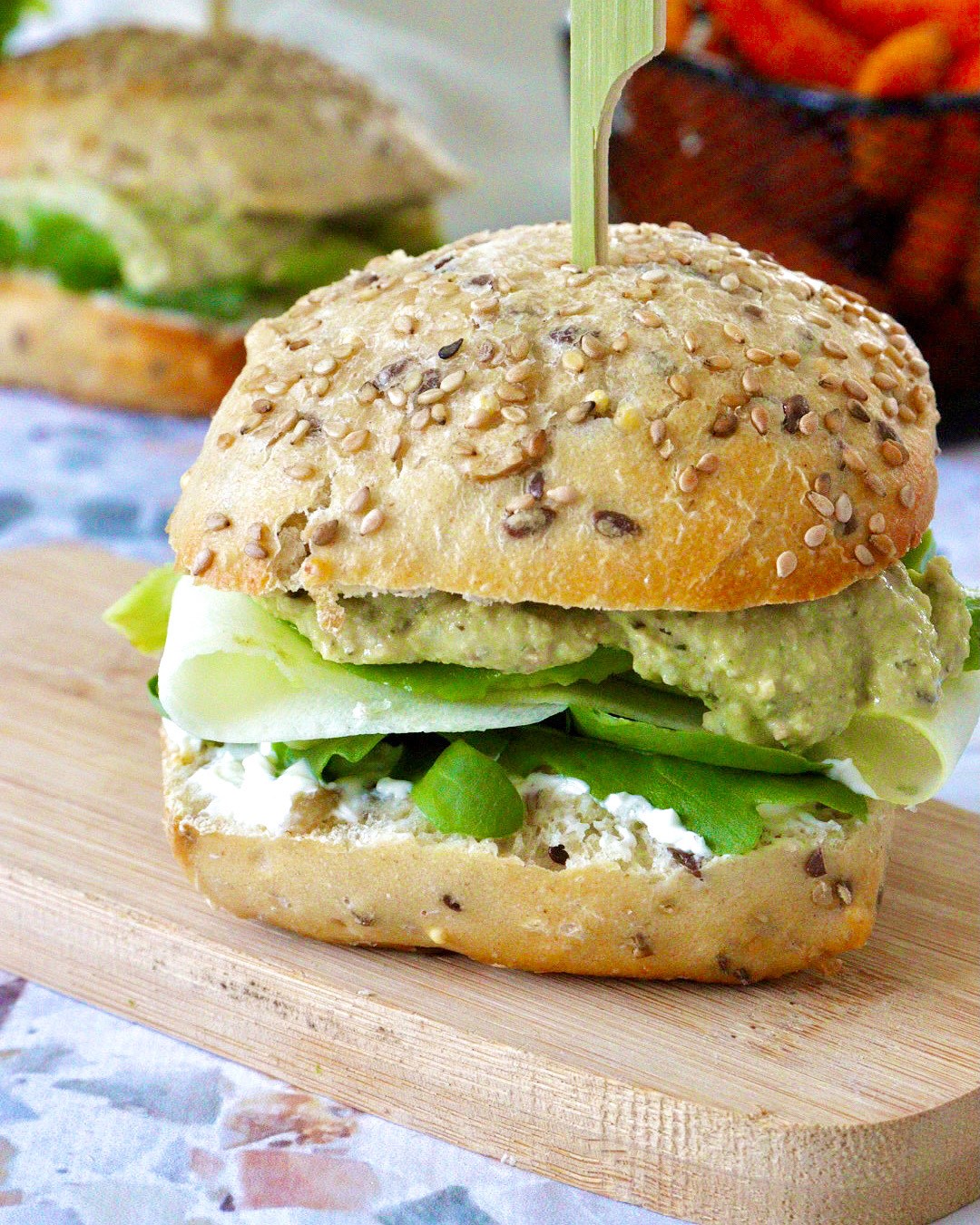 sandwich au houmous de pois chiche basilic et noix de cajou avec légumes verts