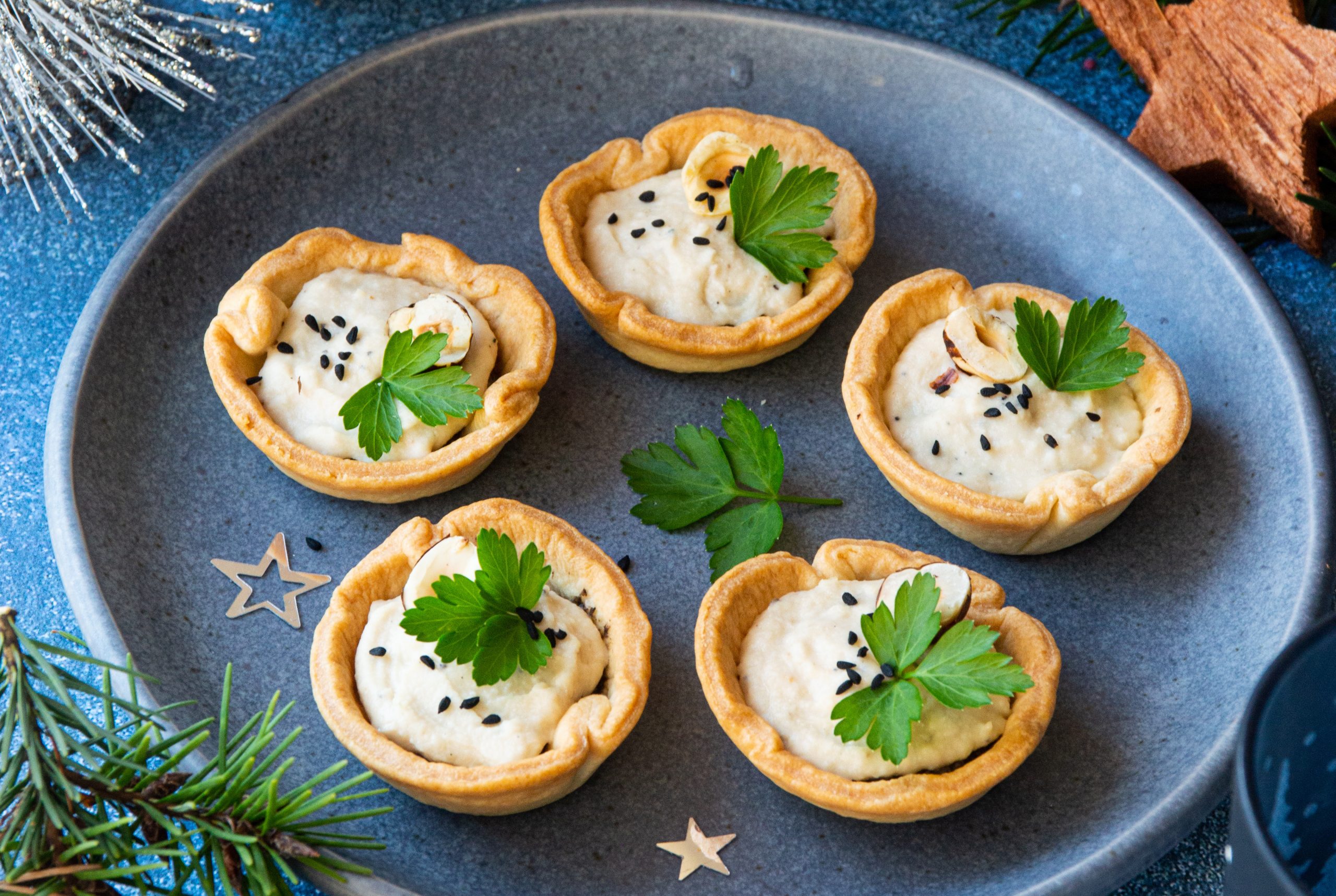 tartelettes de noel aux champignons et houmous à la truffe vegan