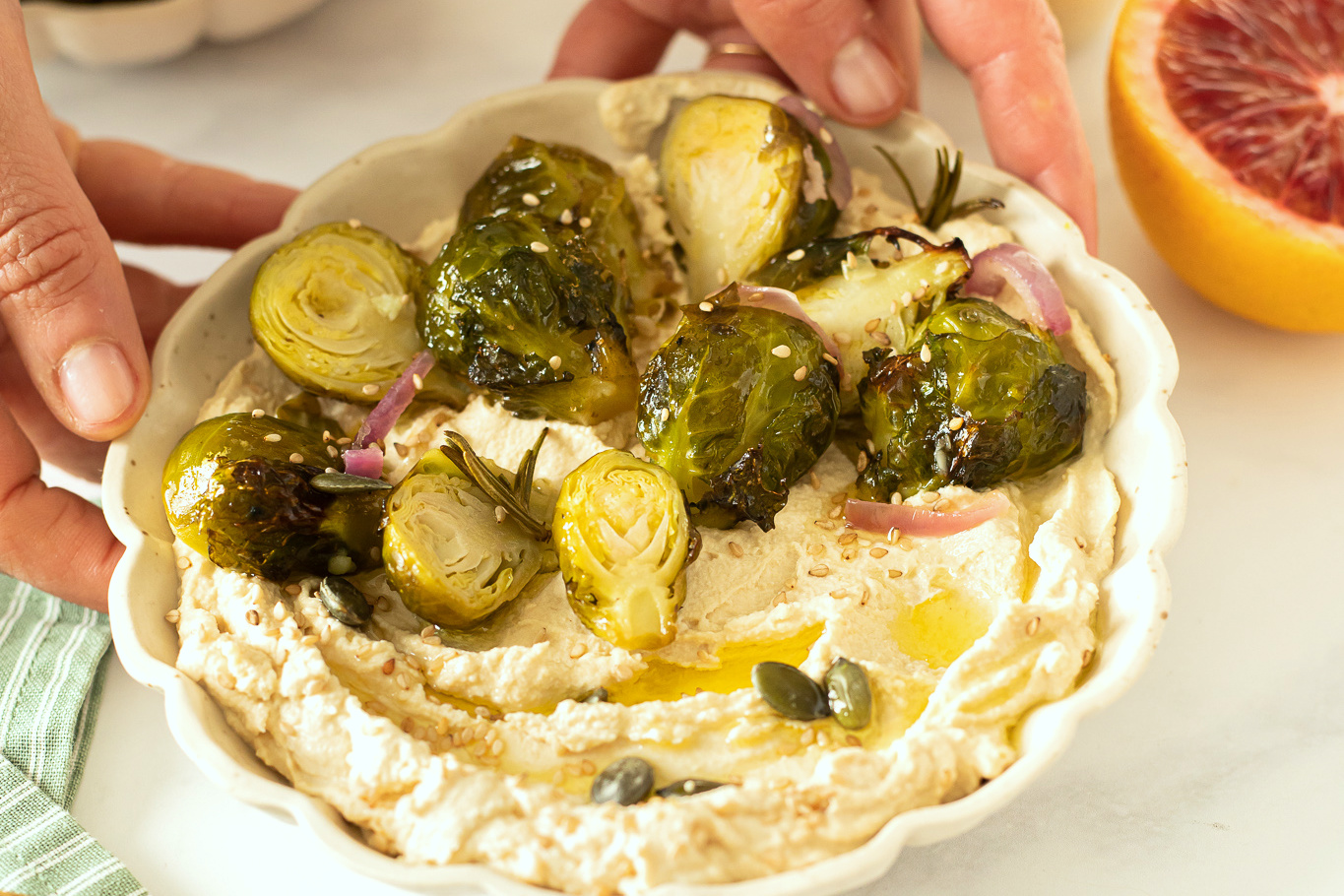 trempette de choux de bruxelles rotis au houmous tres sesame