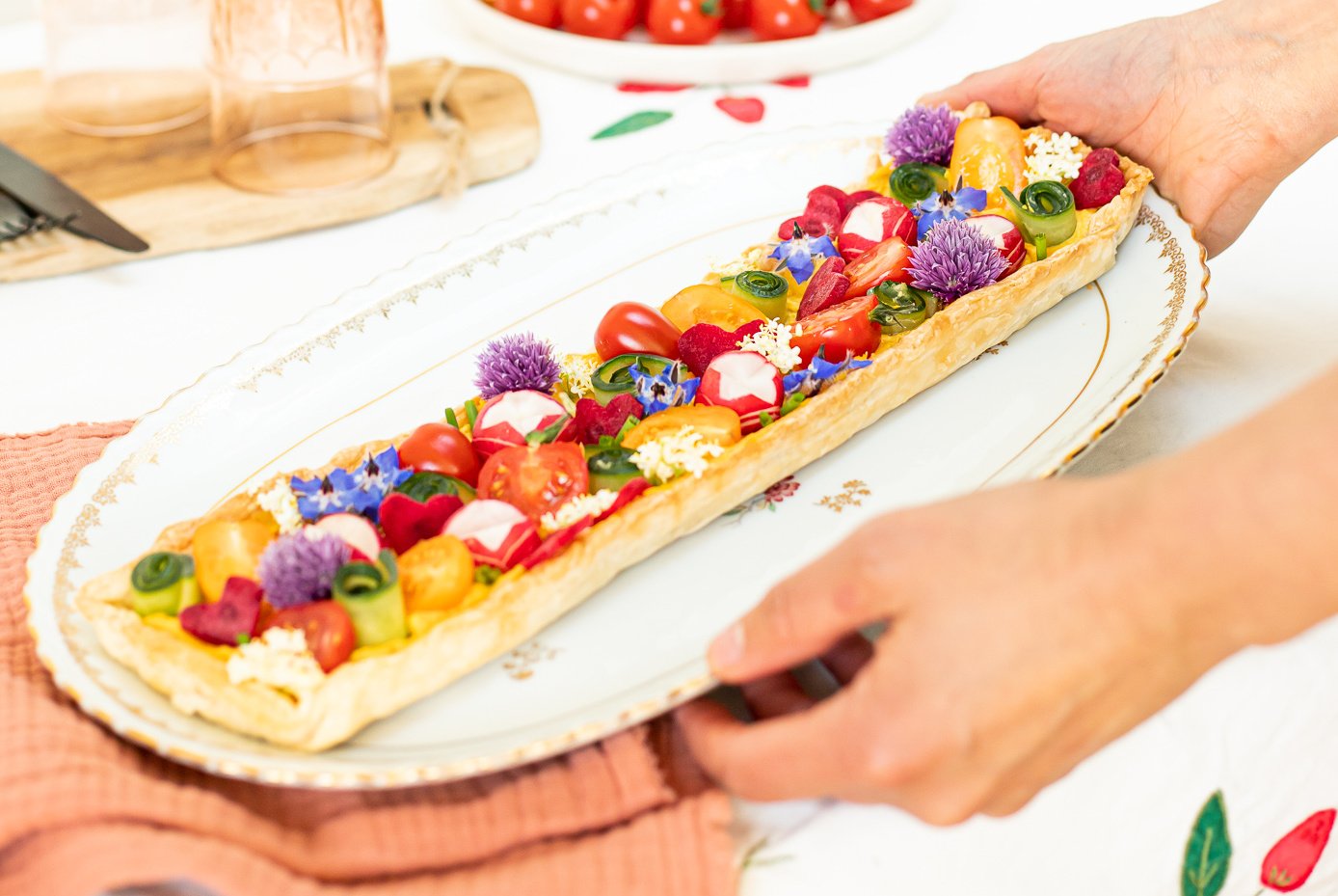 Tarte printaniere comme un bouquet de legumes en fleurs