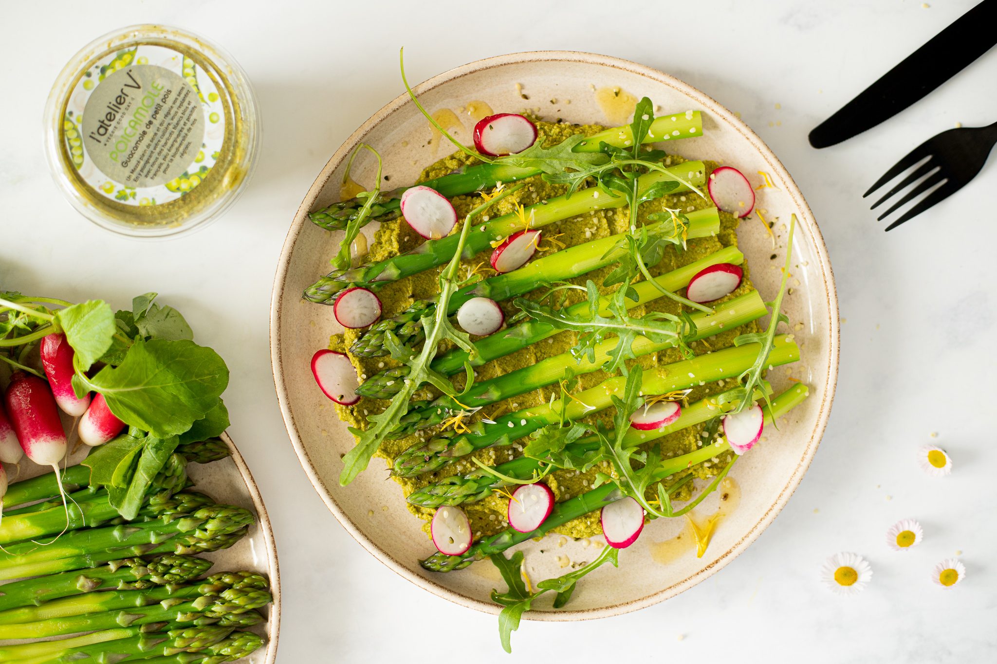 Assiette champêtre sur lit de Poicamole, asperges vertes, radis, roquette et pissenlits