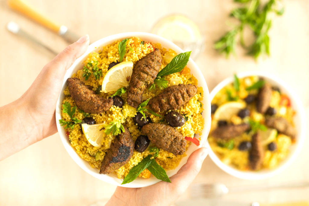 Couscous estival végétal aux falafels très menthe semoule au curcuma petits légumes olives et herbes fraiches